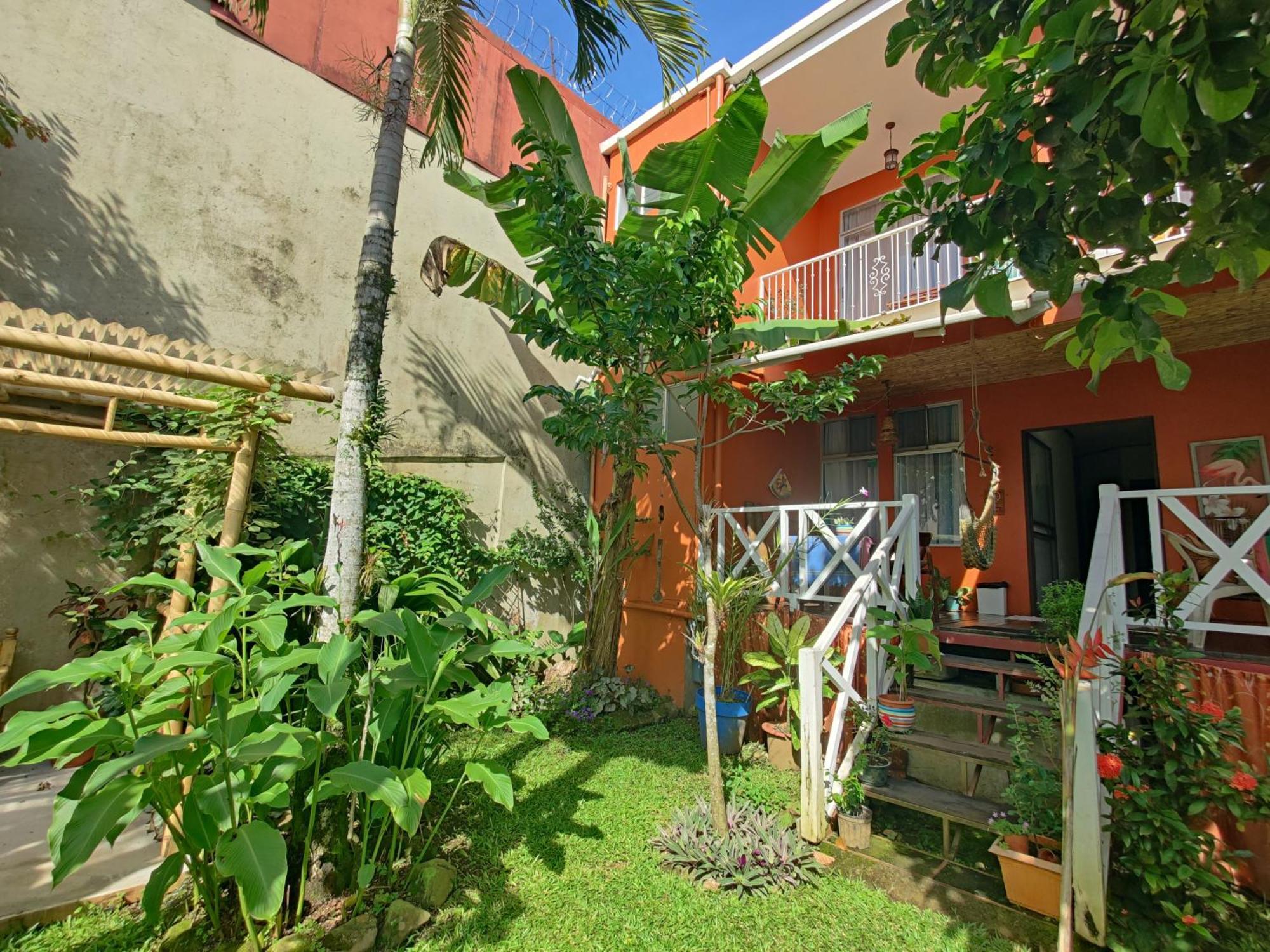 Casa De Lis Hotel & Tourist Info Centre Turrialba Kültér fotó